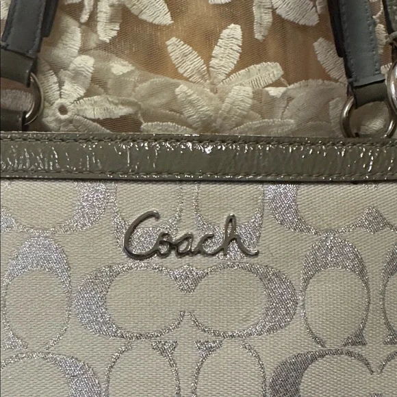EUC COACH purse. Flawless inside and out. Straps adjustable on both sides. Badge - Picture 2 of 16